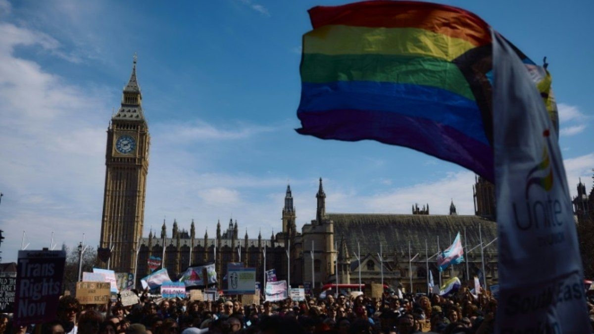 Milhares protestam em Londres pelos direitos das pessoas trans