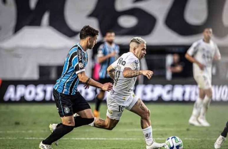 Santos receberá dois jogadores ao liberar Soteldo para o Grêmio