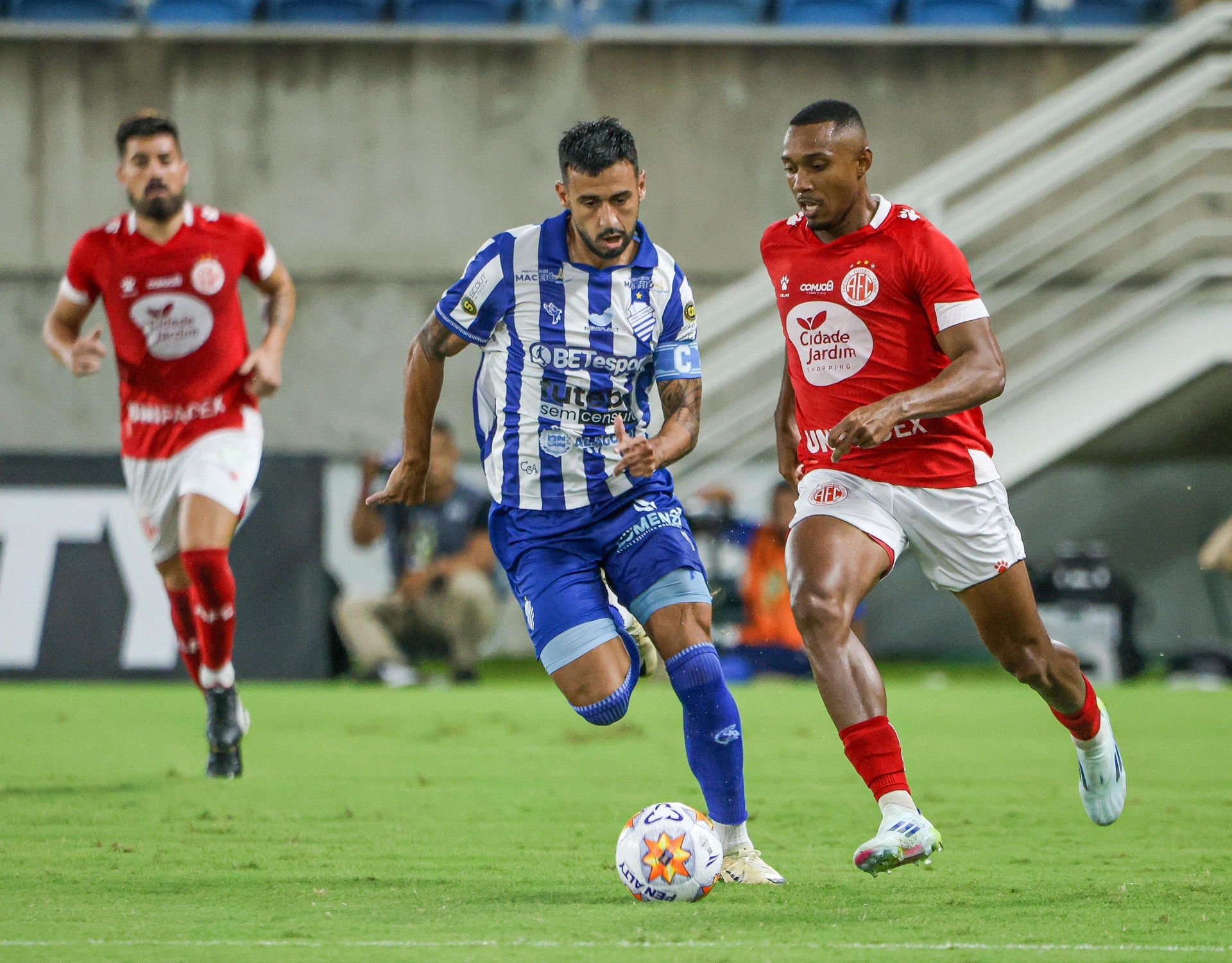 CSA acerta com 5 atletas e prepara novo elenco