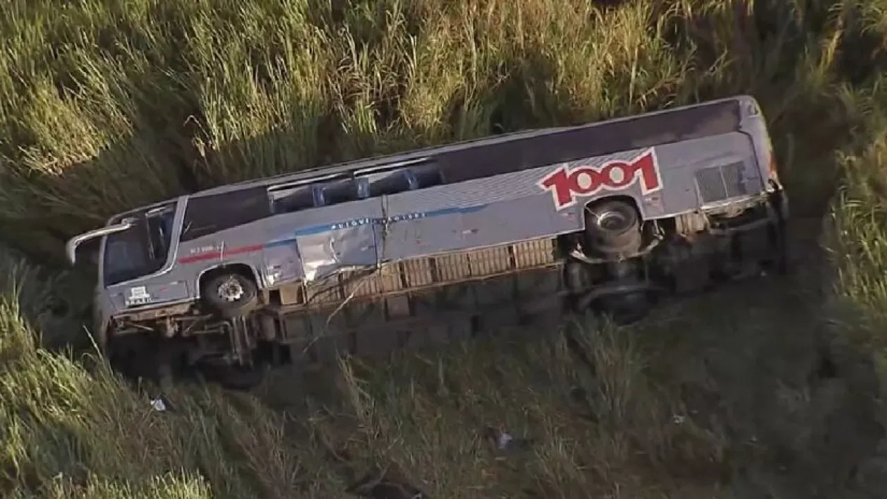 Acidente de ônibus na Dutra deixa um morto e feridos