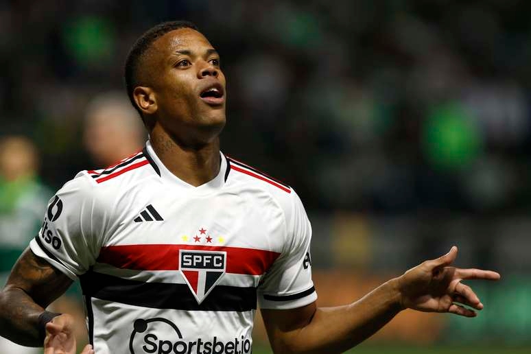 Perto de ir para o rival, Caio Paulista vai de herói a decepção do São Paulo na temporada