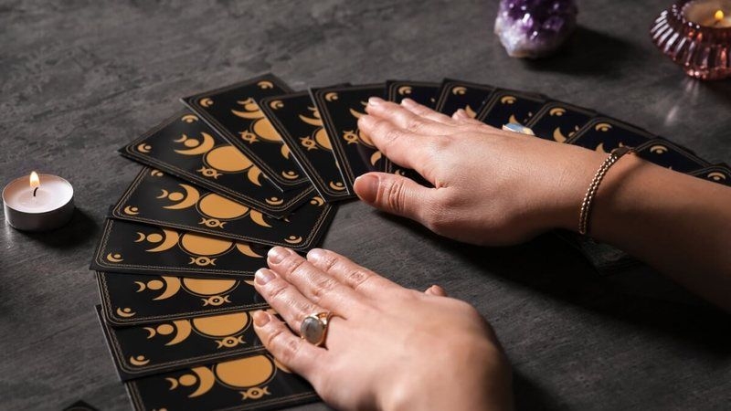 Tarot semanal revela previsões para os signos