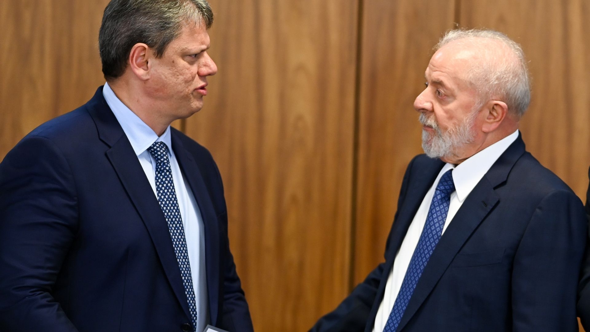 Tarcísio agradece R$ 10 bi federais depois de Lula pedir discurso