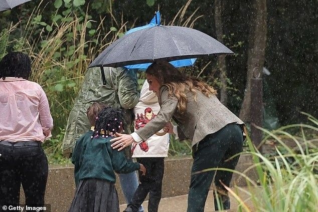 Kate Middleton volta às agendas com novo visual loiro