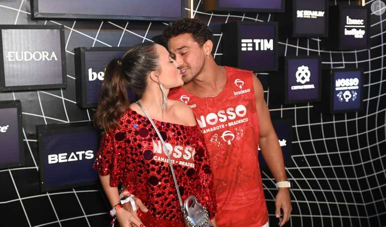 Carnaval 2024 é hora do beijo! Larissa Manoela, Dani Calabresa, Tiago Abravanel e mais famosos que deram beijos na folia. Fotos!