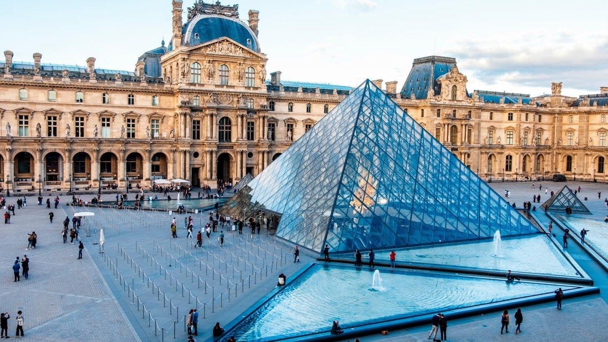 Novos suspeitos presos no roubo ao Louvre em Paris