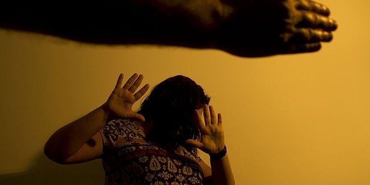 Adolescente grávida denuncia companheiro por agressão e mostra fotos de hematomas para polícia