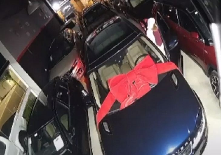Vídeos: criminoso invade loja e leva carro de luxo avaliado em mais de meio milhão de reais, em Maceió