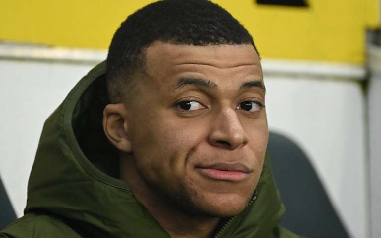 Mbappé polemiza e se recusa a autografar cartaz do Real Madrid