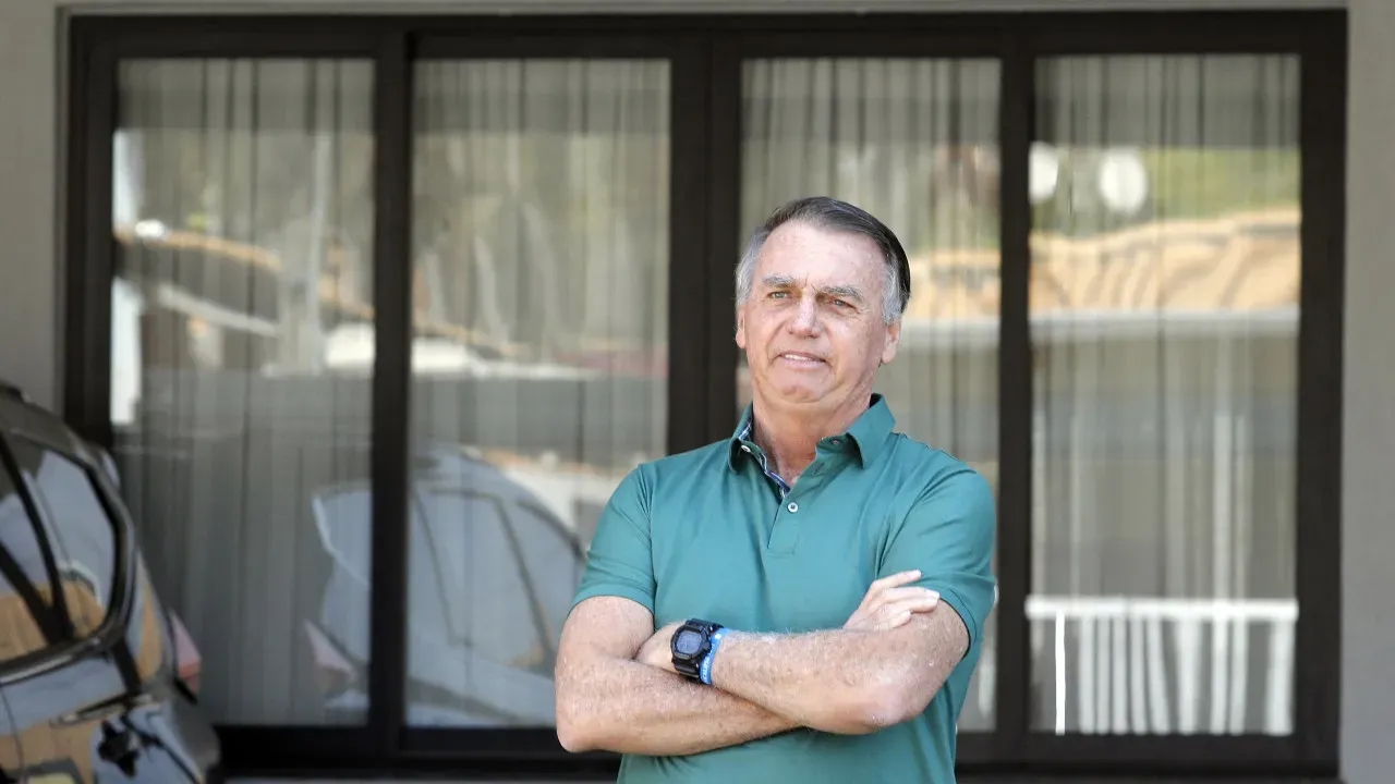 Bolsonaro segue para hospital para cirurgia de hérnia