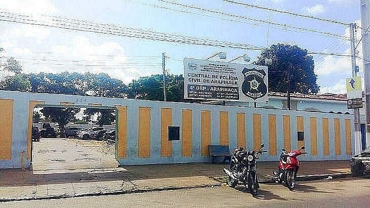 Jovem dá 'capacetada' em homem que teria mostrado partes íntimas para mulher