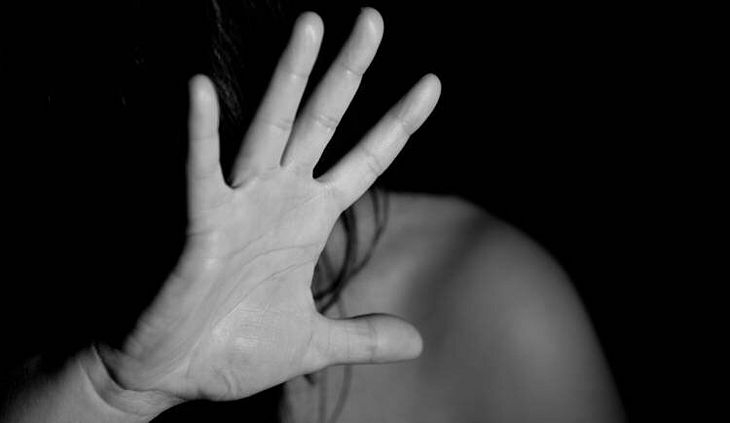 Homem é preso após causar "quebra-quebra" dentro de casa e agredir fisicamente companheira