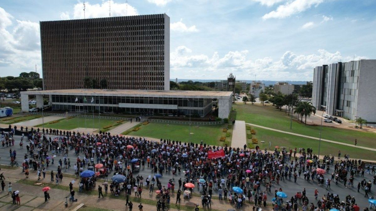 Professores do DF decidem manter paralisação após assembleia