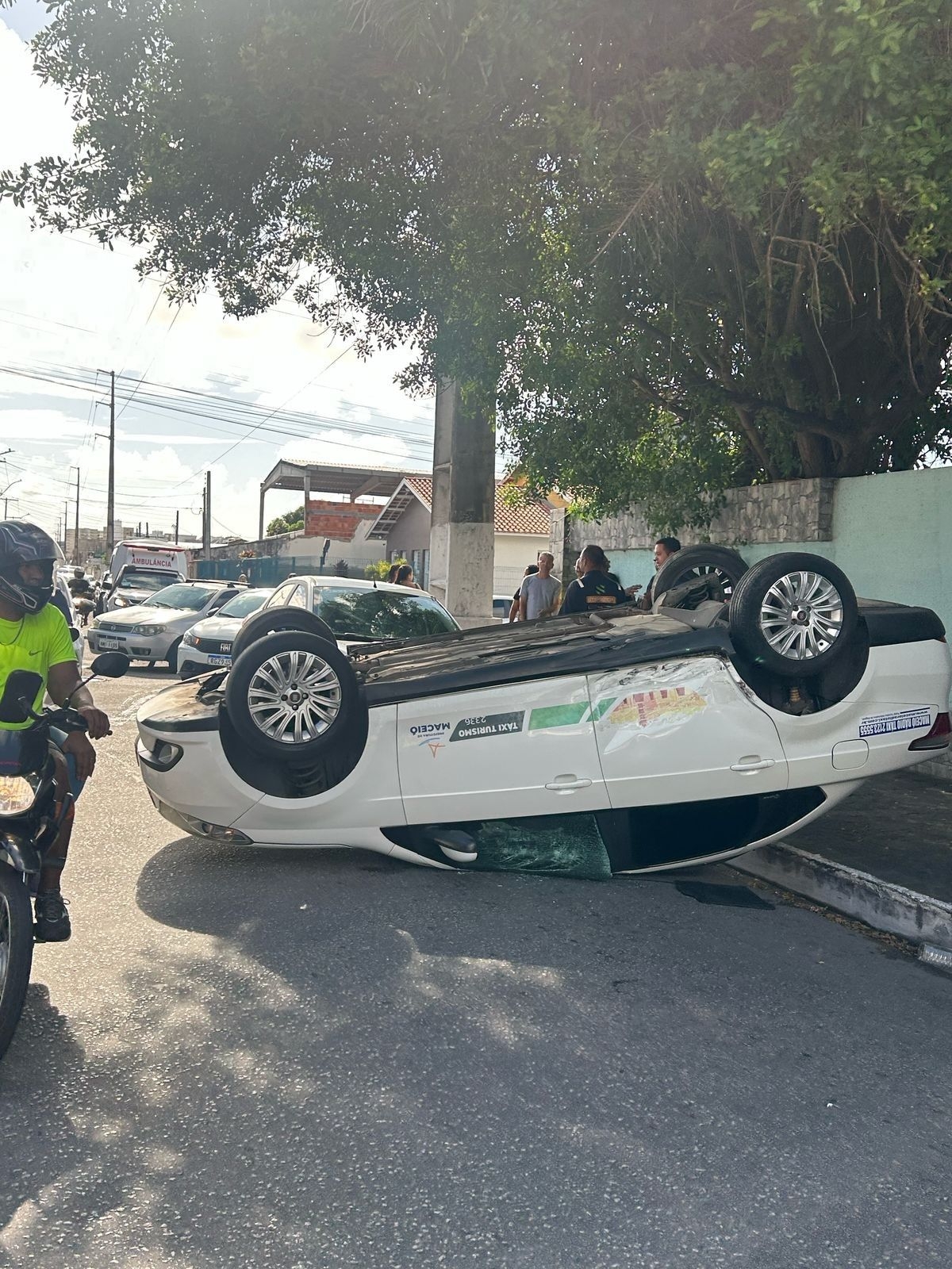 Acidente de táxi na Avenida Brasil deixa três feridos em Maceió