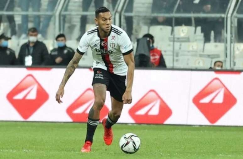 Na mira do Vasco, Souza pode estar de retorno ao futebol turco