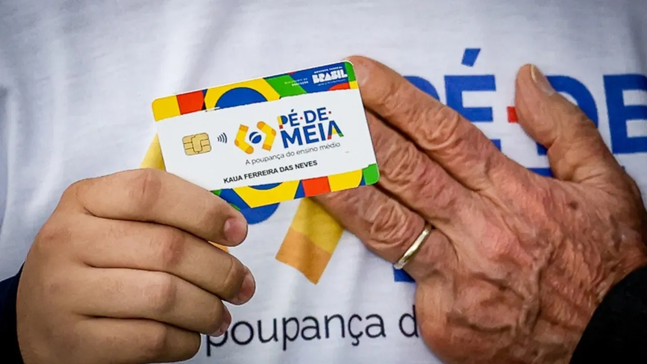 Pé-de-meia deposita R$ 1.200 para estudantes do Enem