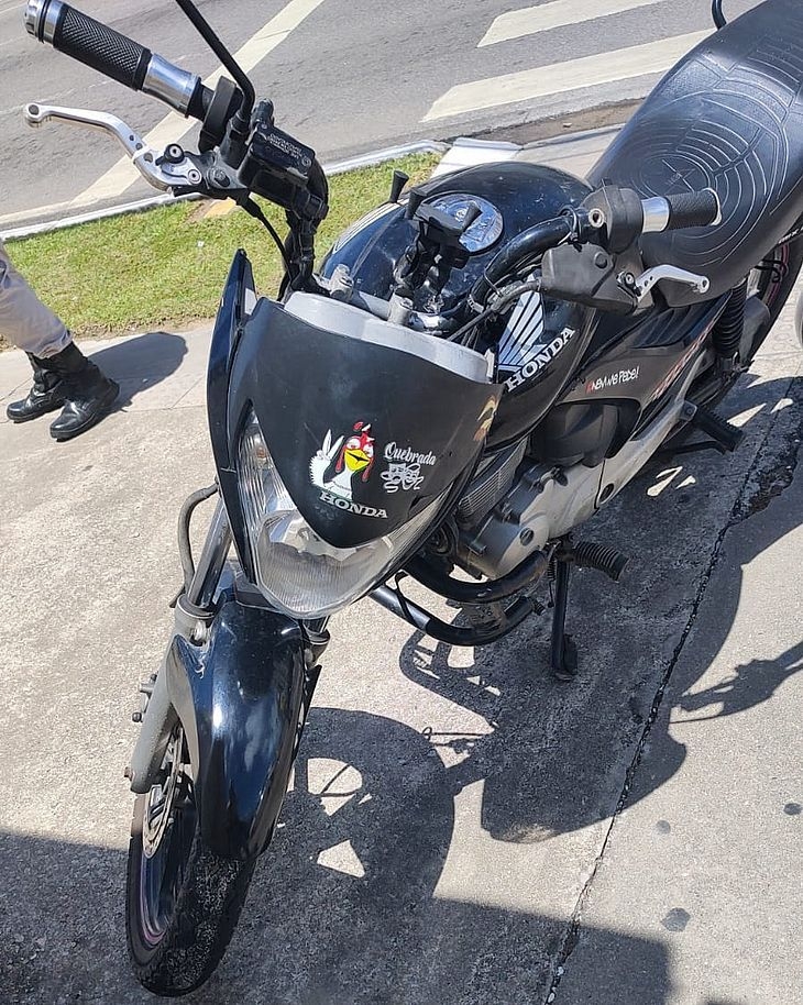 Moto roubada é recuperada após dupla ser detida no bairro de Jatiúca