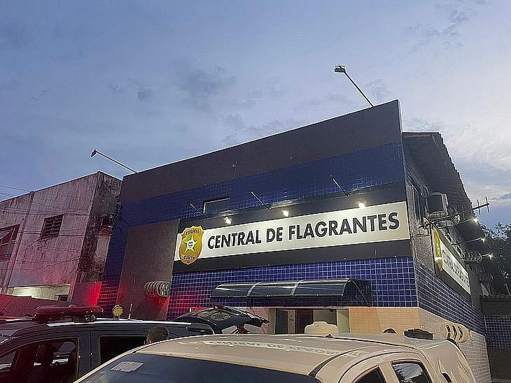 Suspeito é preso após confessar para a polícia que vendia e usava drogas