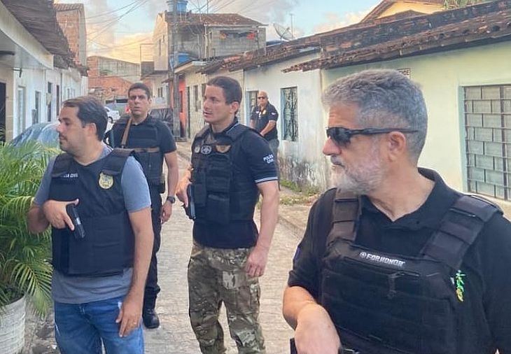 Polícia prende cinco adultos e apreende três adolescentes durante operação