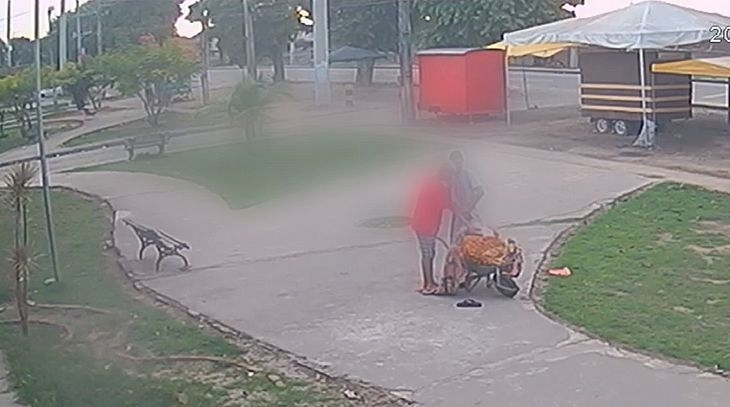 Imagens mostram movimentação de suspeitos com corpo de segurança em carrinho de mão