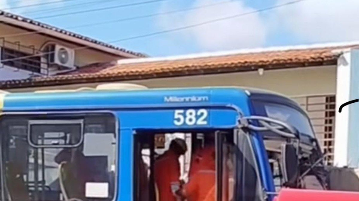 Motorista perde controle de ônibus após ataque com faca