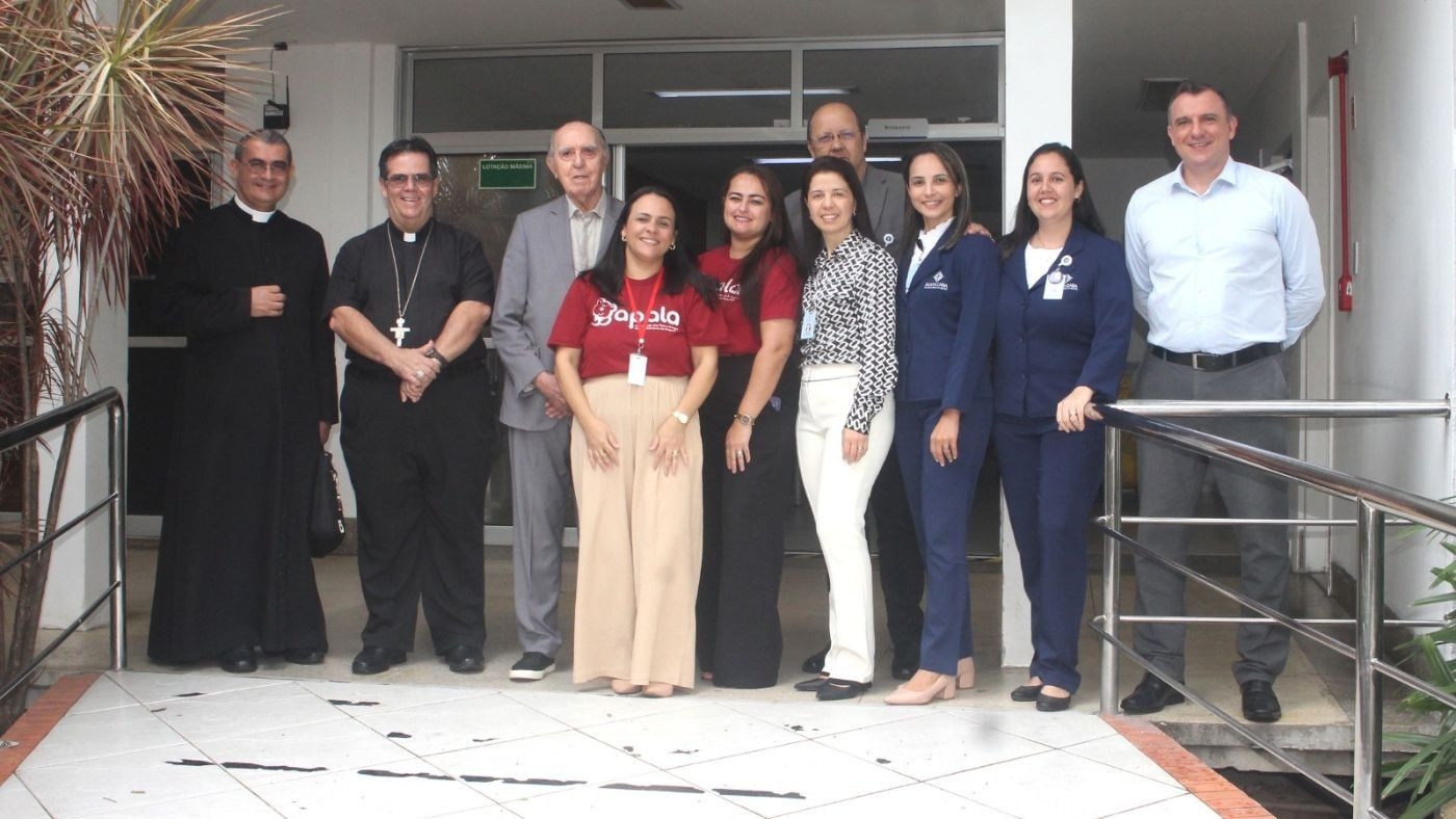 Dom Humberto visita Oncologia Pediátrica da Santa Casa Farol