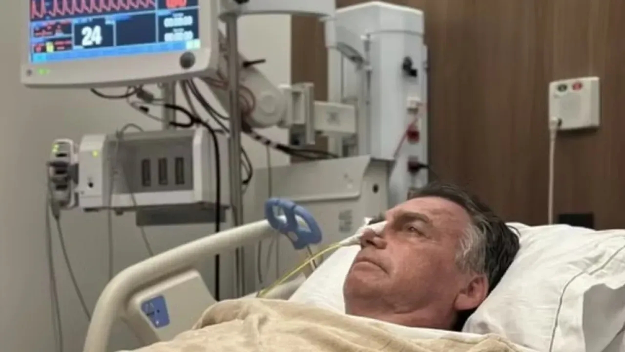 Bolsonaro deixa UTI e prossegue em tratamento hospitalar