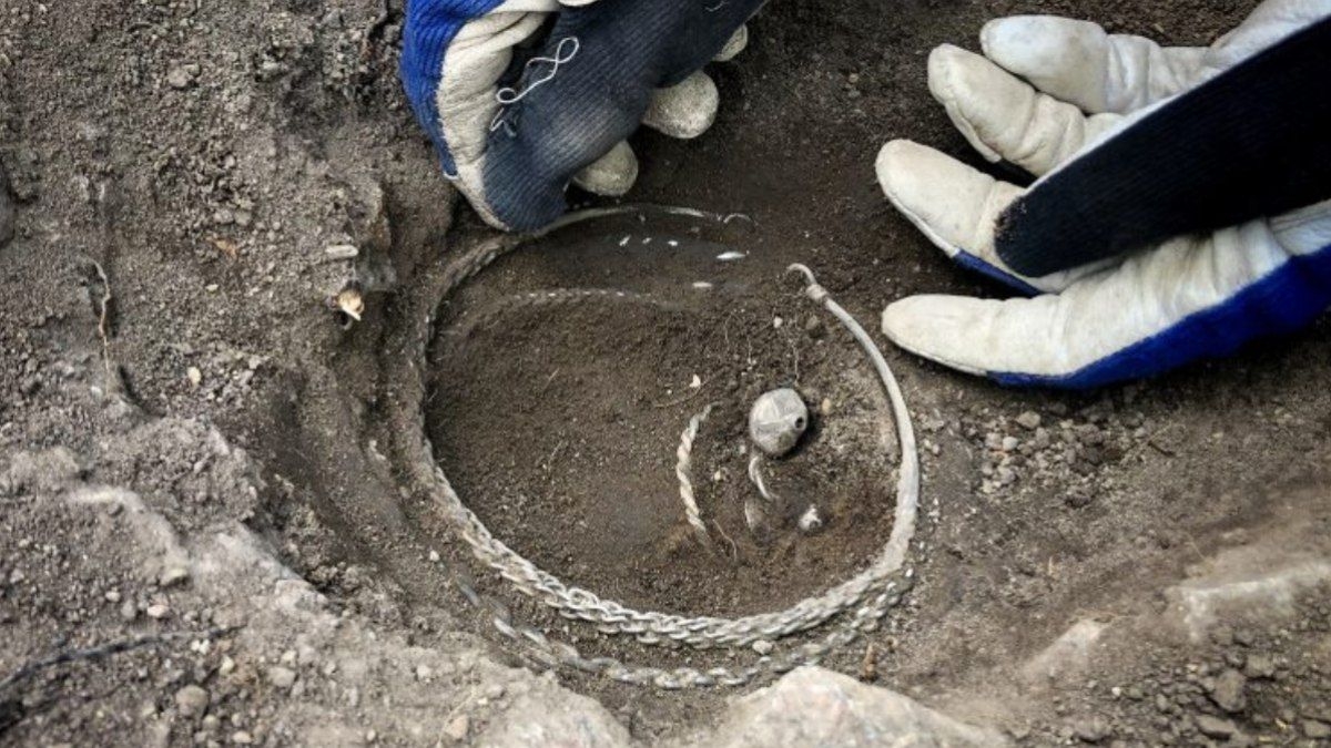 Tesouro viking descoberto com mais de 1400 artefatos