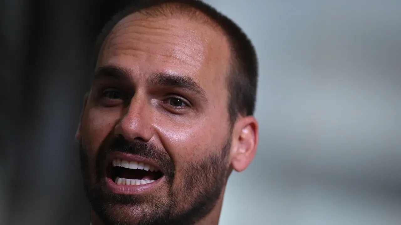 PF busca Eduardo Bolsonaro, mas não consegue contato