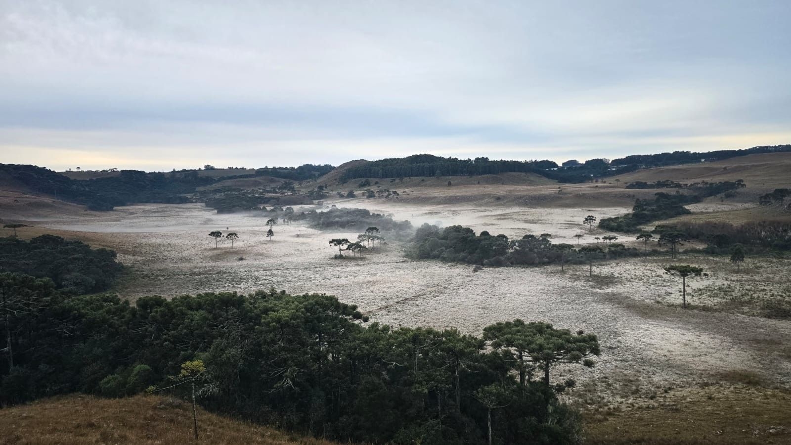 Geada pinta Vale dos Caminhos da Neve de branco