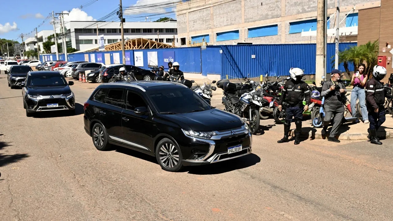 Bolsonaro deixa prisão para cirurgia em hospital em Brasília