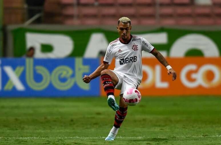 Corinthians não desiste de Matheuzinho, do Fla, e faz oferta de compra