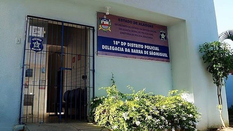 Homem preso após tentar matar irmão gêmeo com facadas