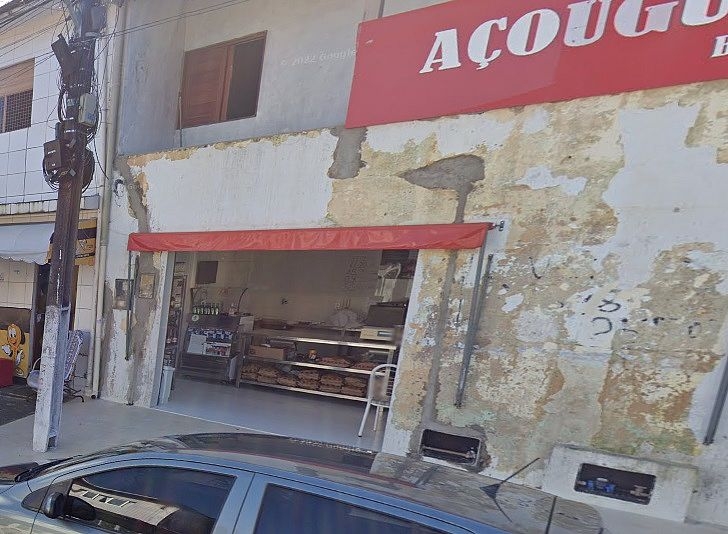 Fogo na entrada de açougue assusta população e mobiliza bombeiros, no Canaã