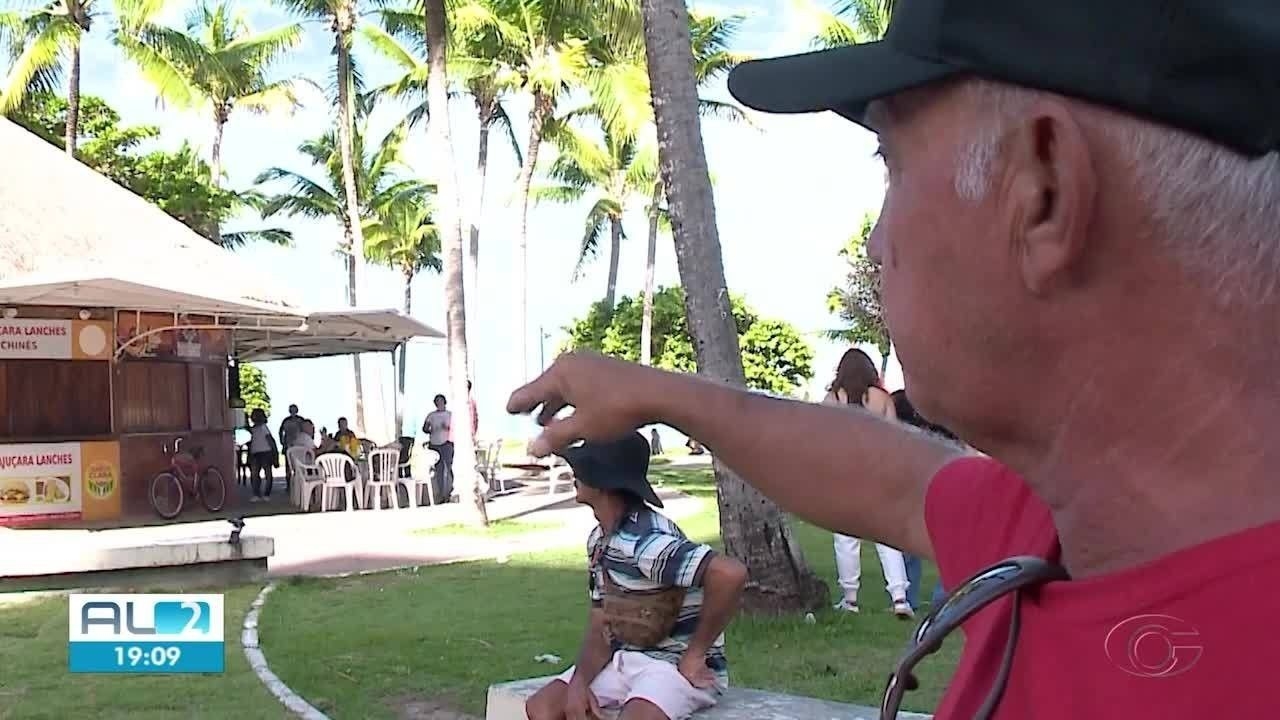 Comerciantes de Maceió protestam contra retirada de toldos
