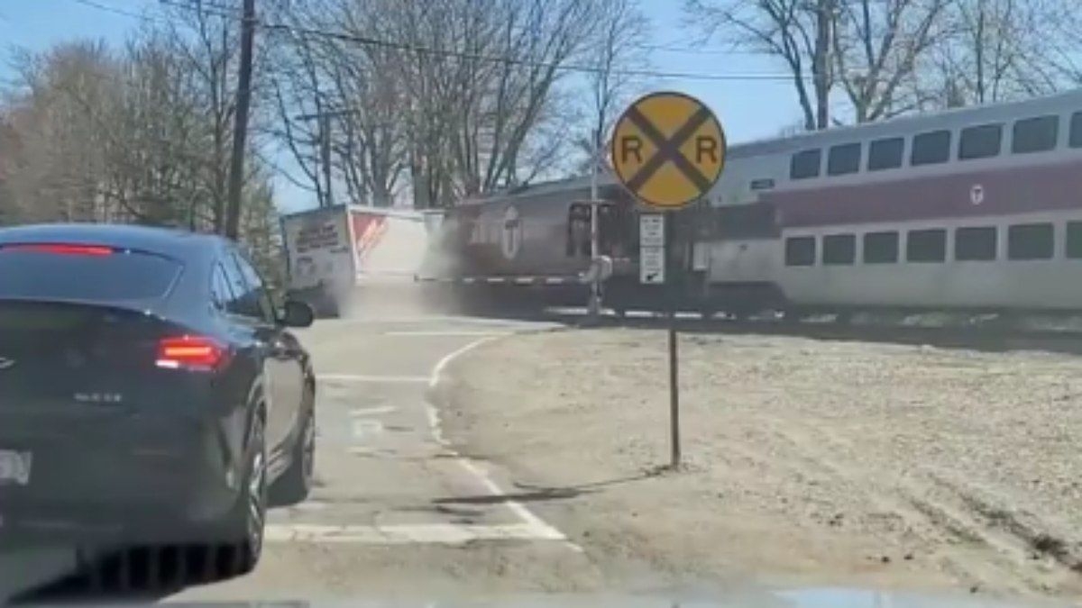 Caminhão é atingido por trem em cruzamento ferroviário