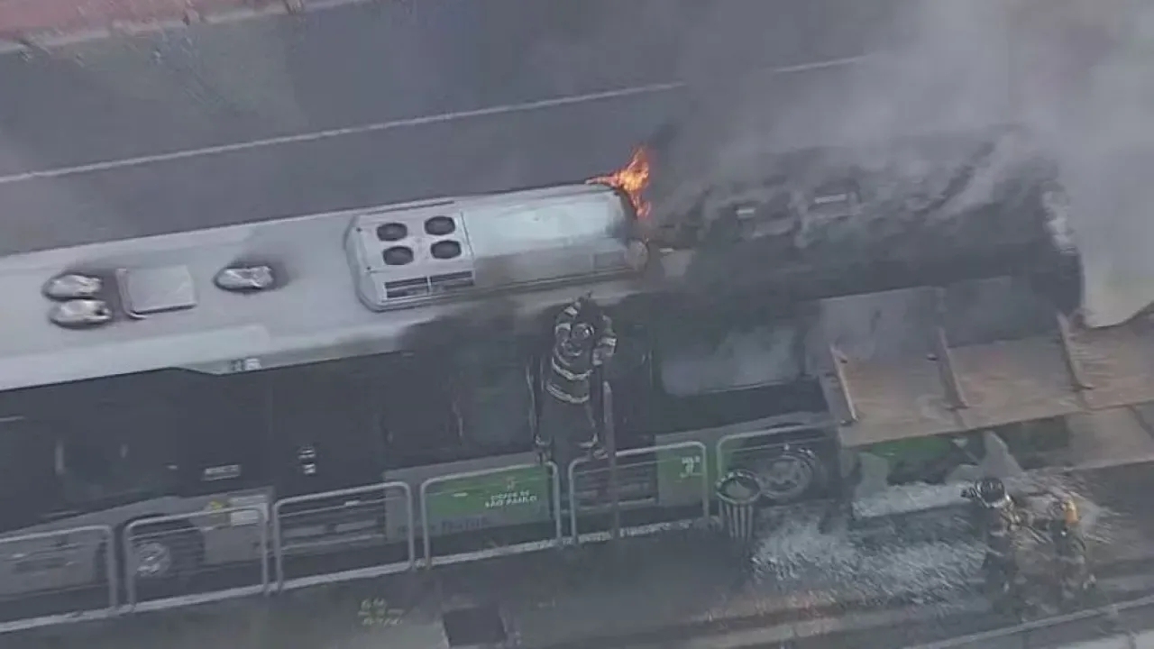 Avião de pequeno porte cai e atinge ônibus em SP