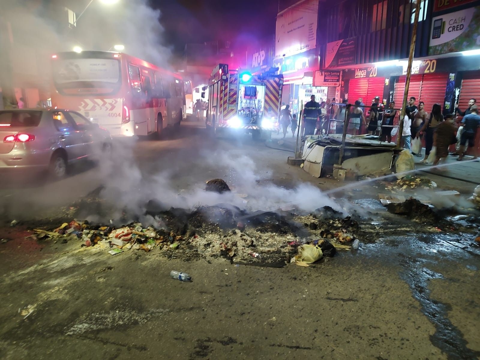Protesto por falta de água bloqueia rua em Maceió
