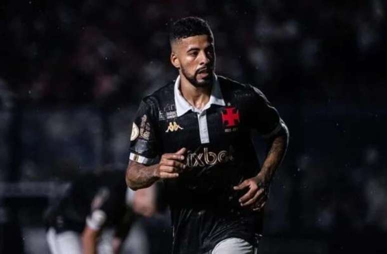 Vasco anuncia que Paulinho teve lesão grave no joelho direito