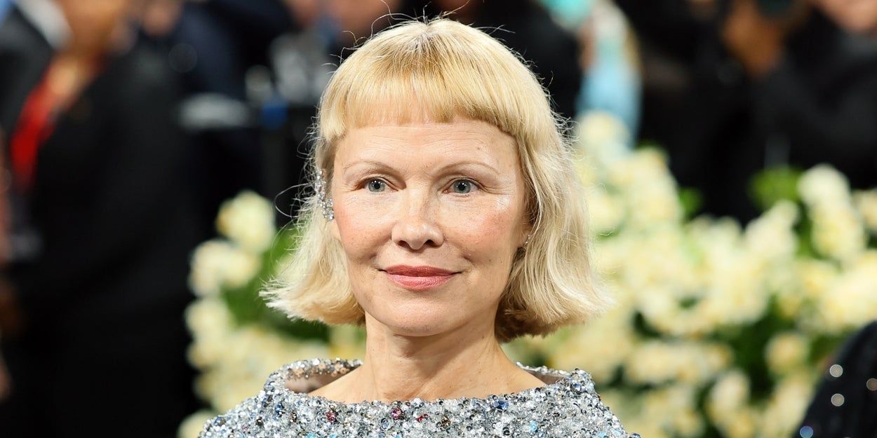 Pamela Anderson Brilha com Look Autêntico no Met Gala