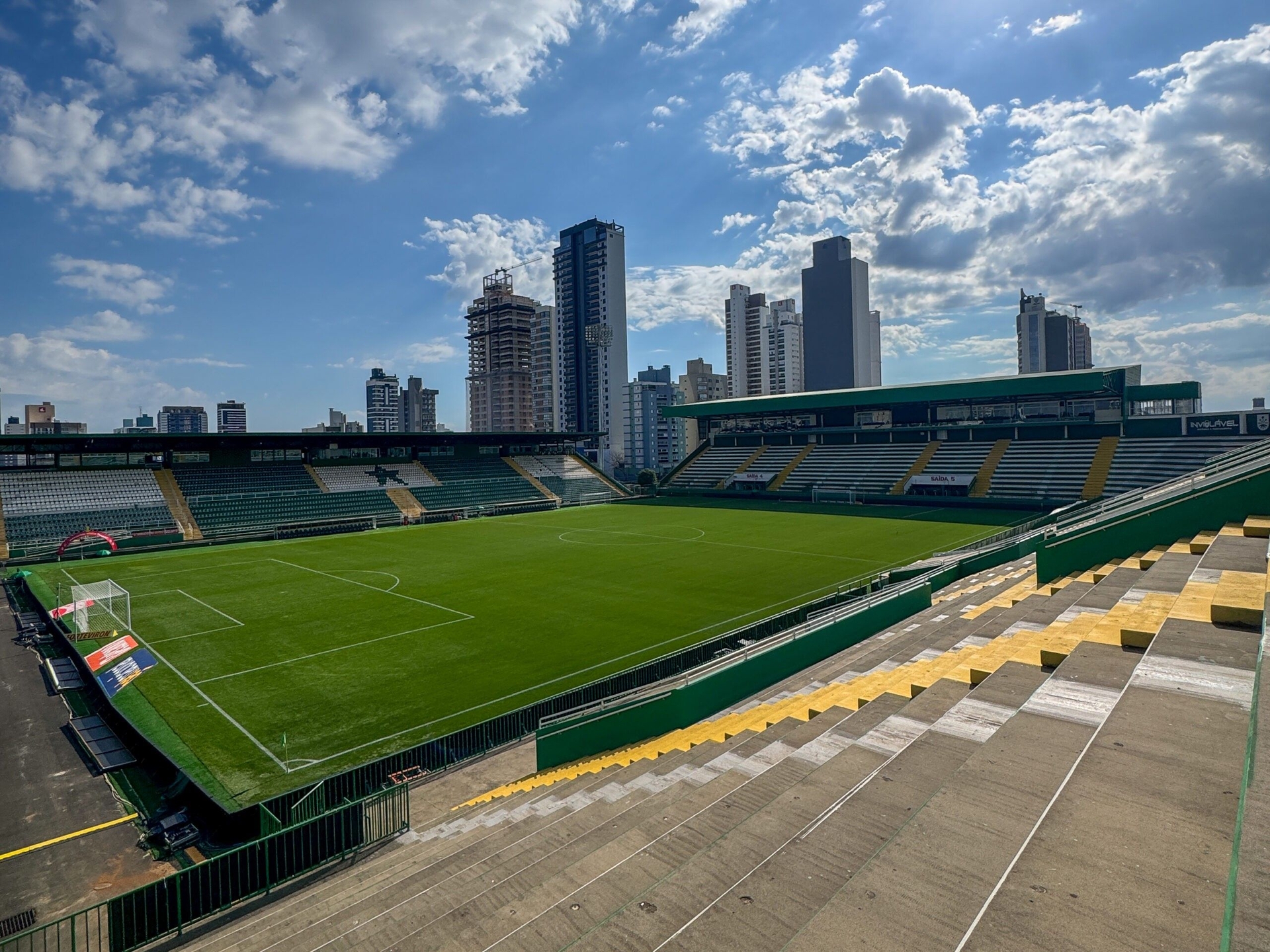 Chapecoense vence CRB e garante vaga no G-4