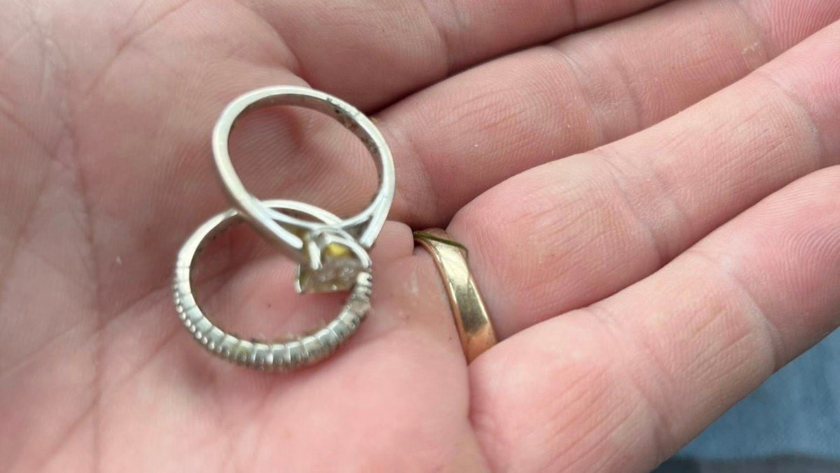 Homem encontra alianças da esposa em aterro sanitário