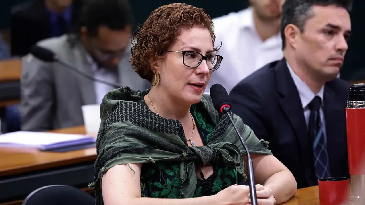 Carla Zambelli menciona que não sobreviveria na cadeia