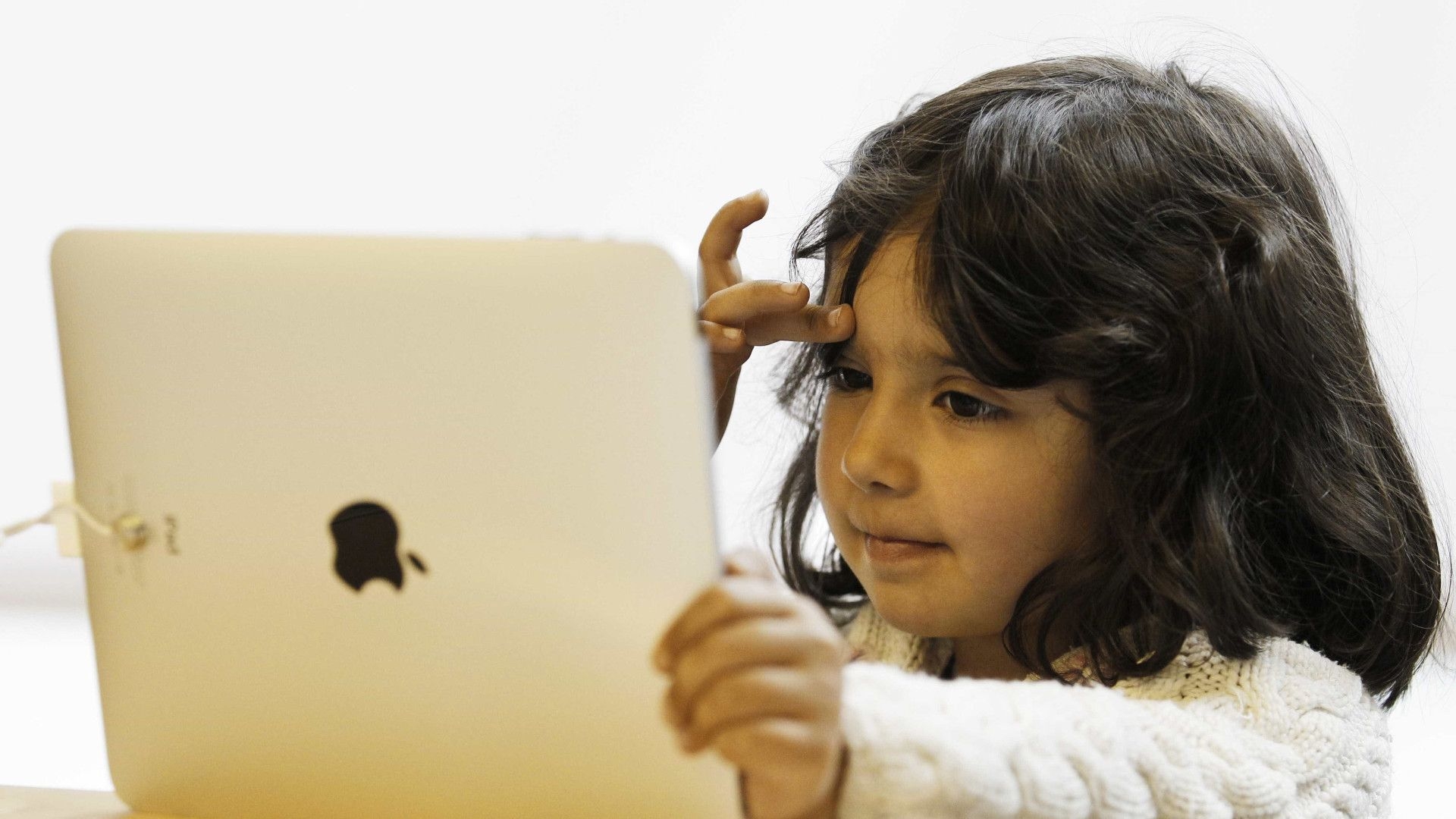 Uso de tablet na infância pode alimentar ciclo de raiva e frustração, aponta estudo