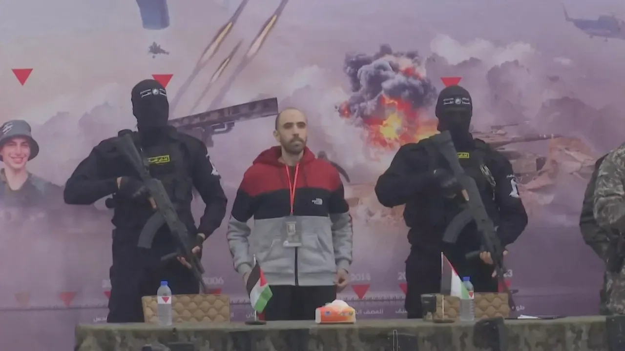 Hamas liberta cinco reféns durante cessar-fogo