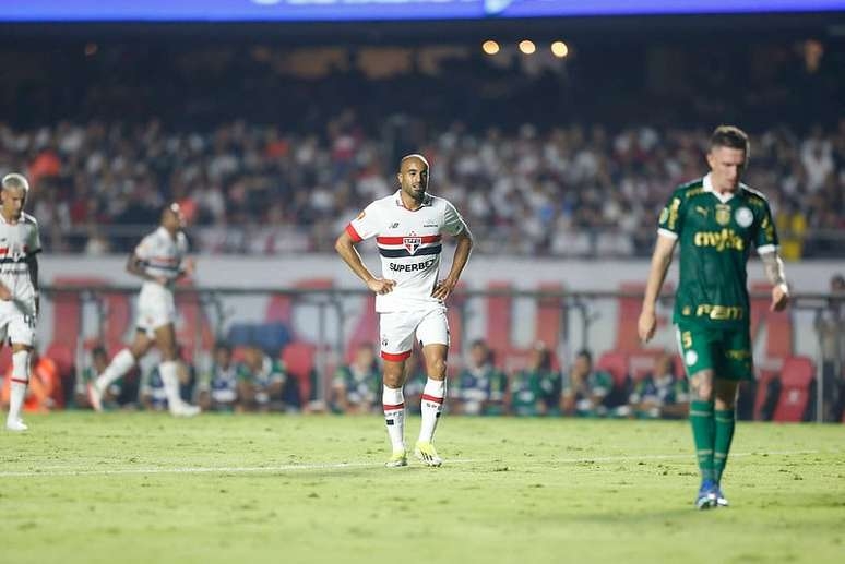 Diretoria e jogadores do São Paulo xingam e vão para cima da arbitragem no Choque-Rei
