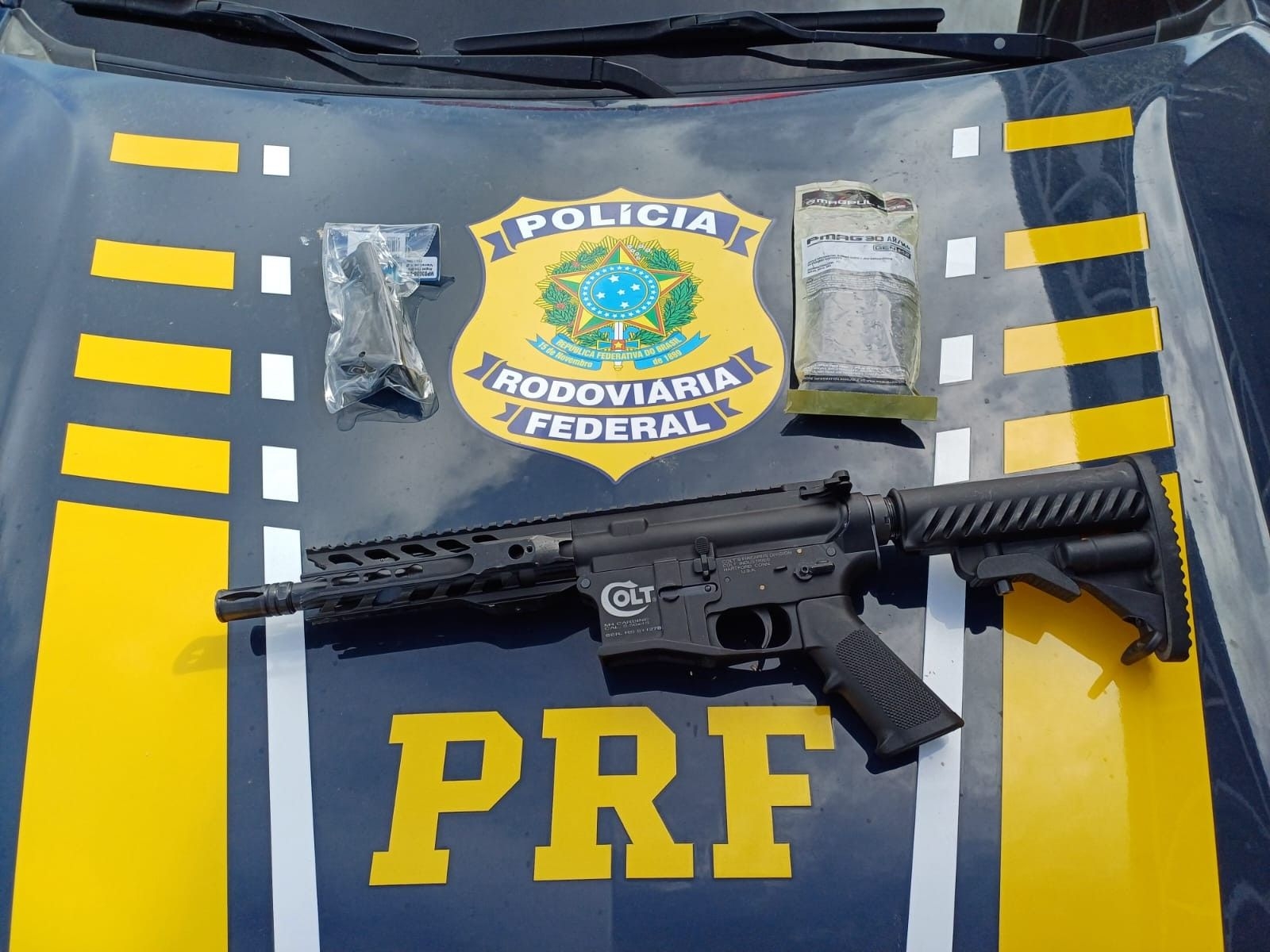 PRF apreende fuzil em veículo roubado para Arapiraca