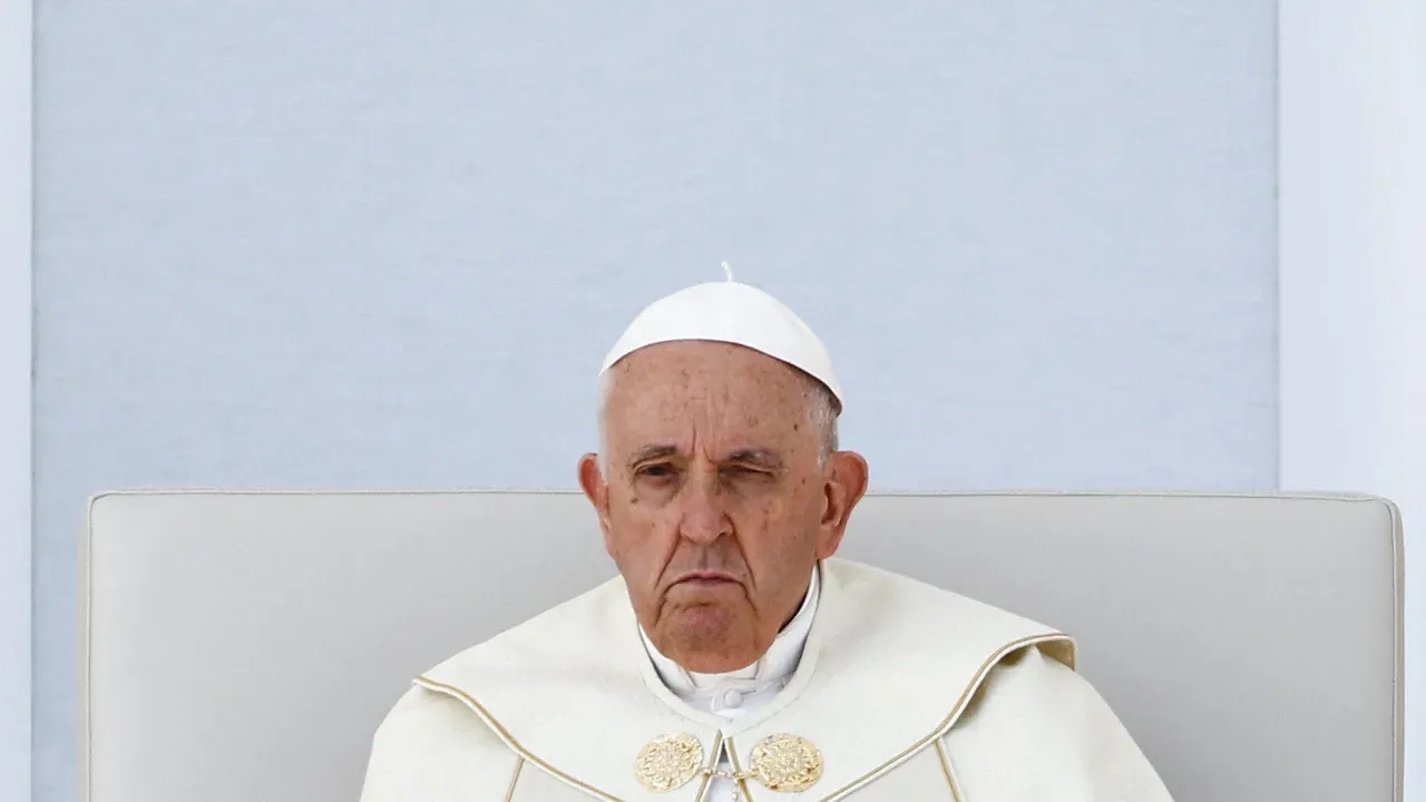 Papa Francisco sofre tropeço em auditório do Vaticano