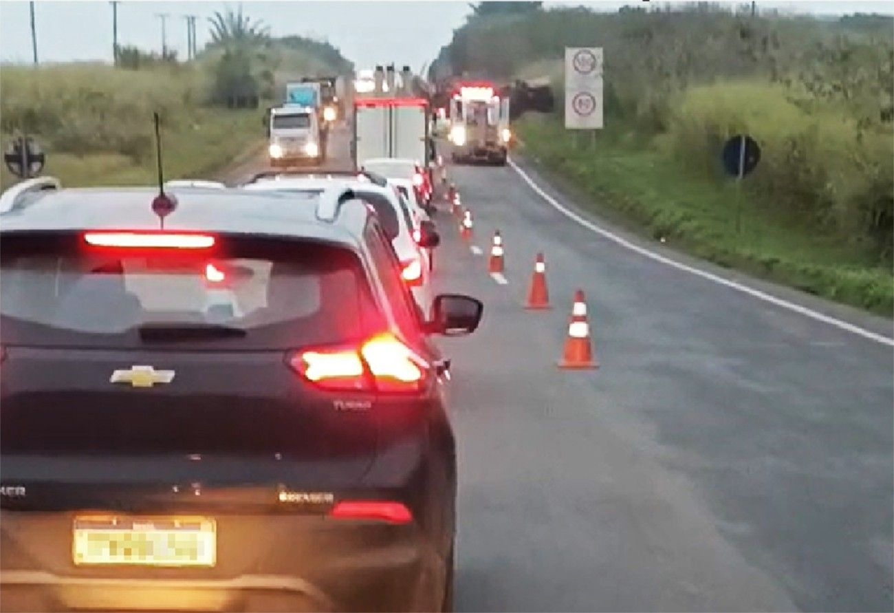 Acidente com carreta bloqueia rodovia entre Capivari e Santa Bárbara