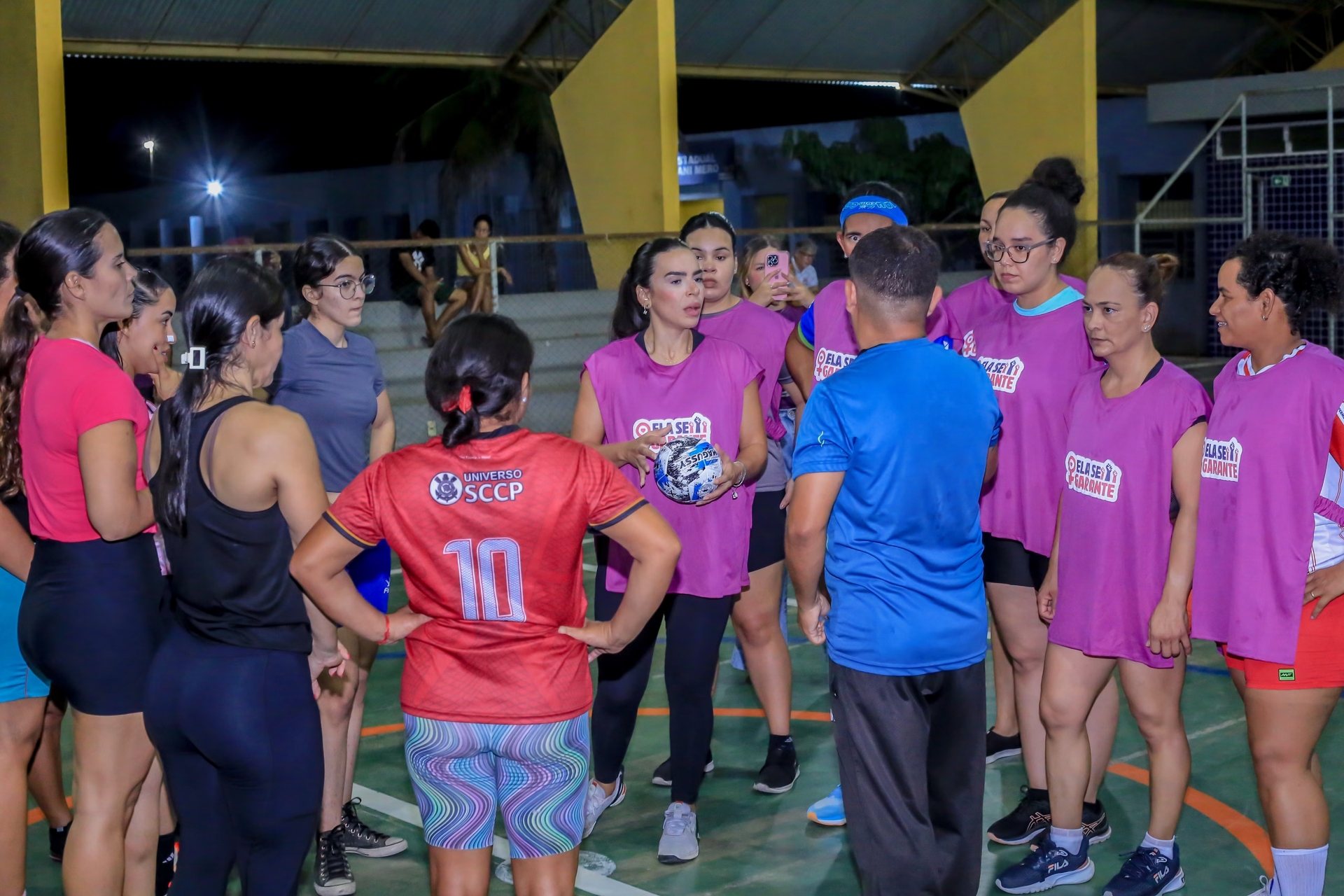 Aula inaugural de handebol e futsal atrai público feminino